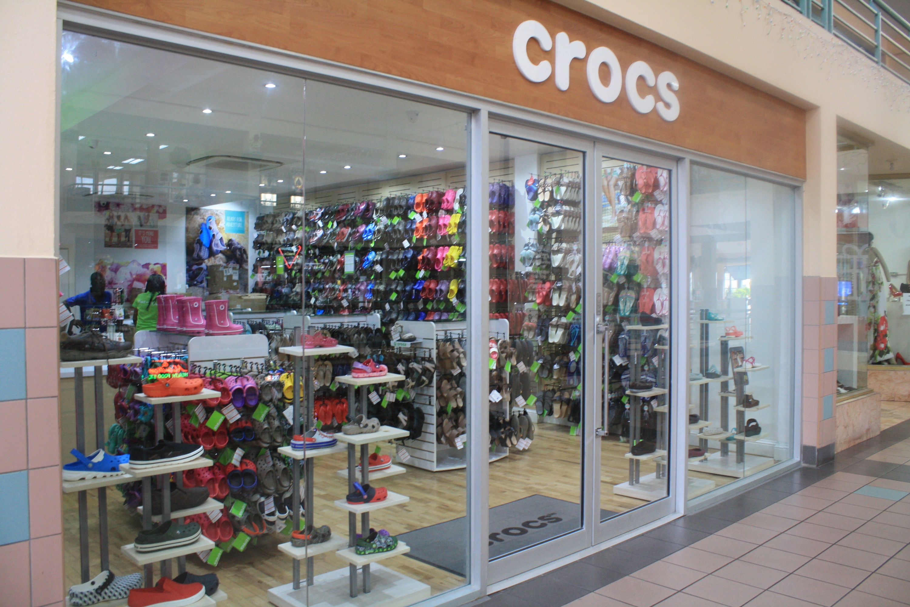 what shops sell crocs